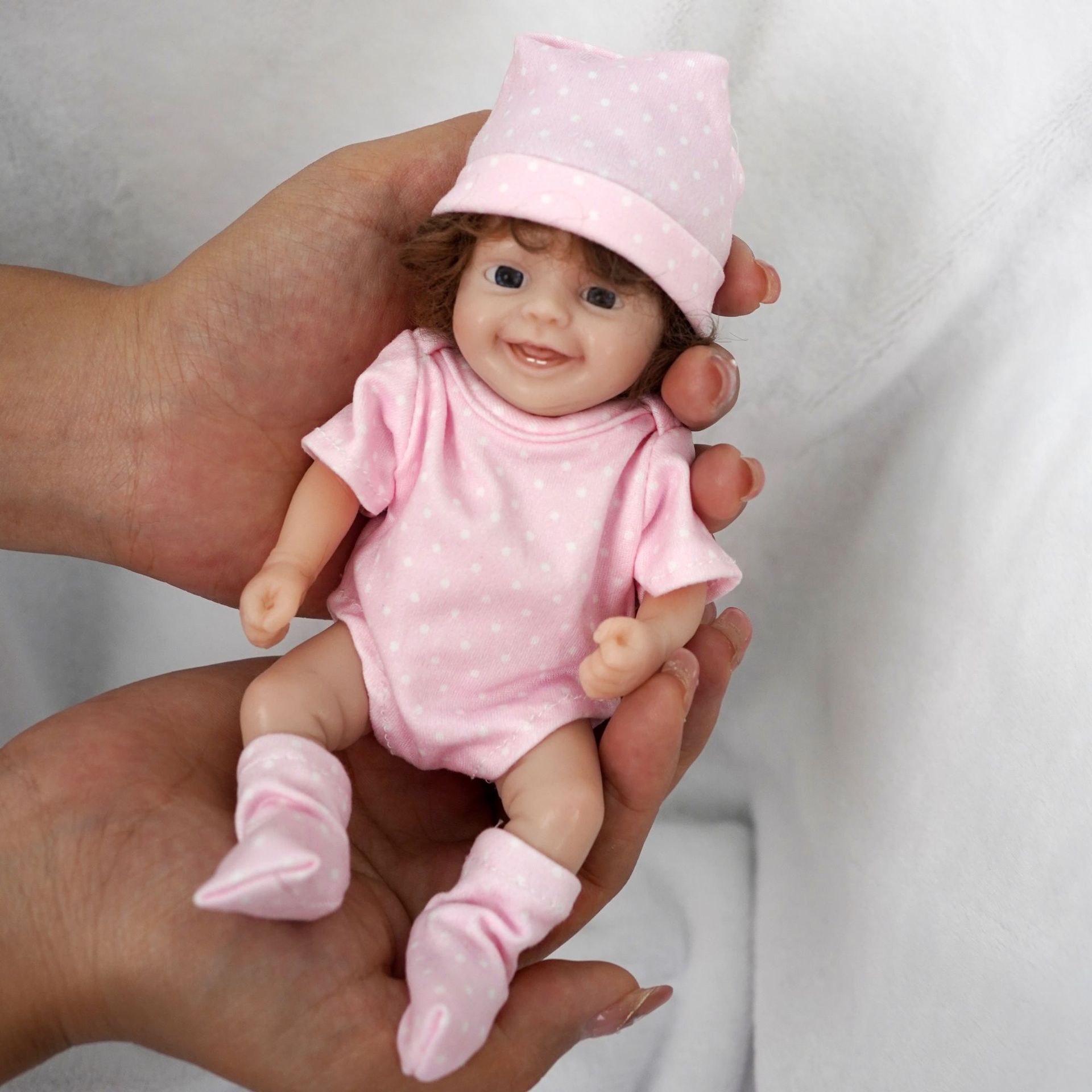 دمية ريبورن صغيرة لطيفة بطول 6 - مراجعة Reborn Baby Doll Silicone Realistic وسعره