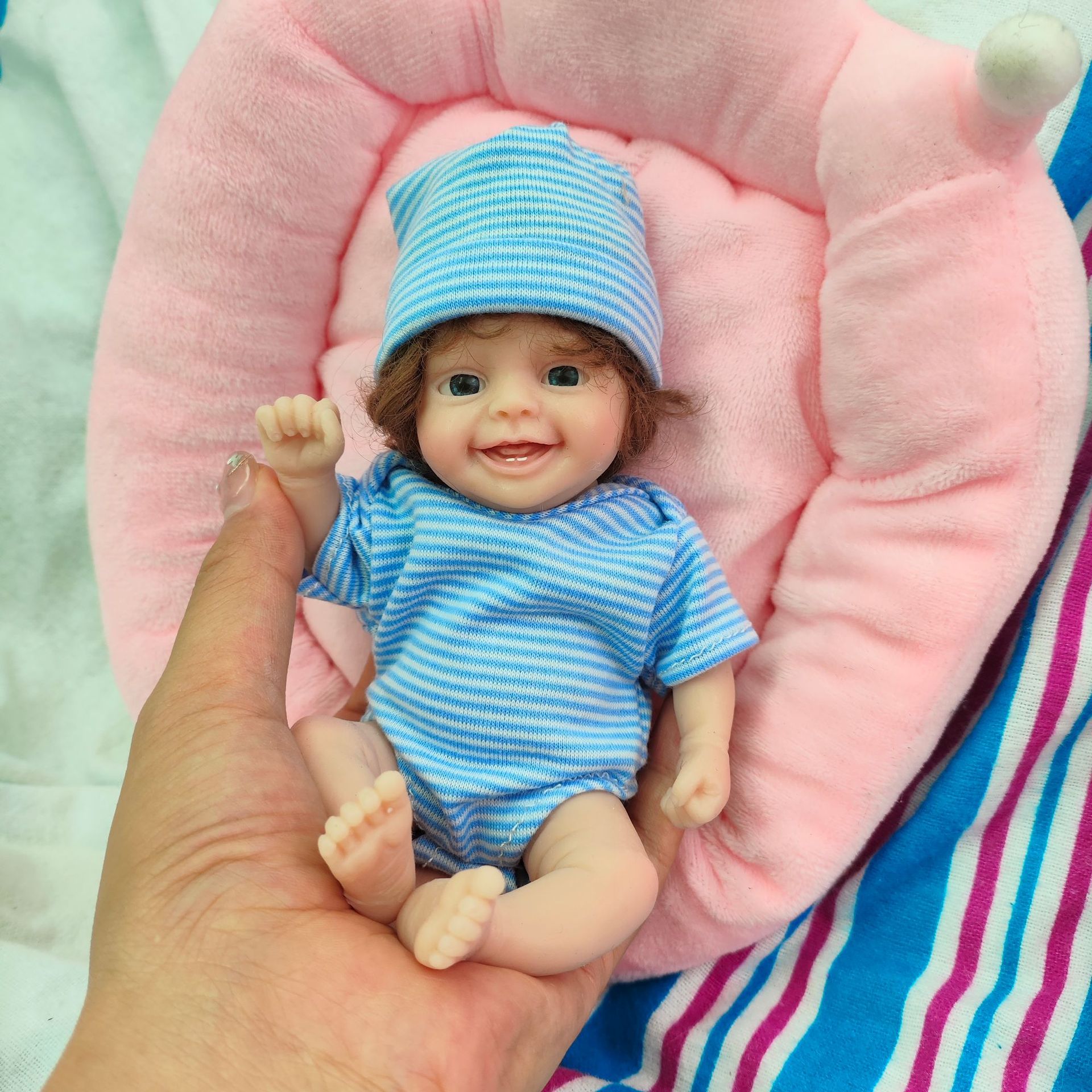 دمية ريبورن صغيرة لطيفة بطول 6 - مراجعة Reborn Baby Doll Silicone Realistic وسعره